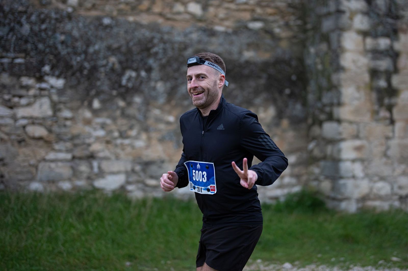 Coureur souriant faisant le V de la victoire