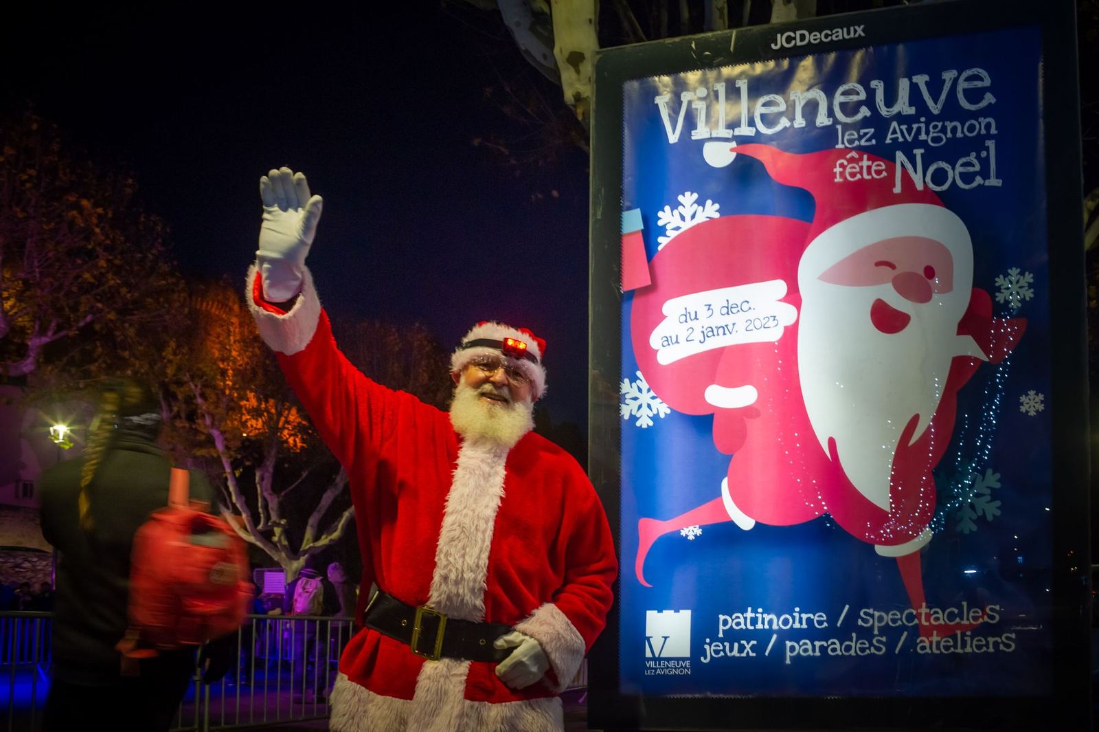 Le Père Noël salue la foule
