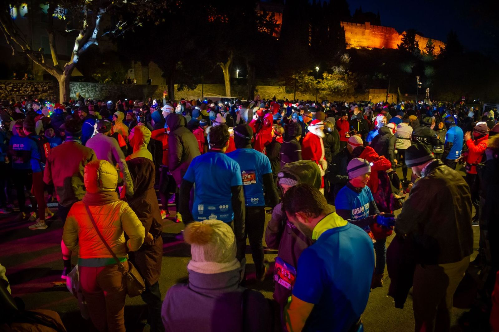 Foule au départ à la nuit tombante