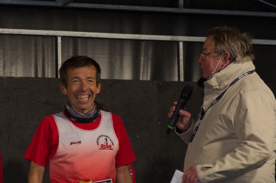 Vainqueur hilare au micro