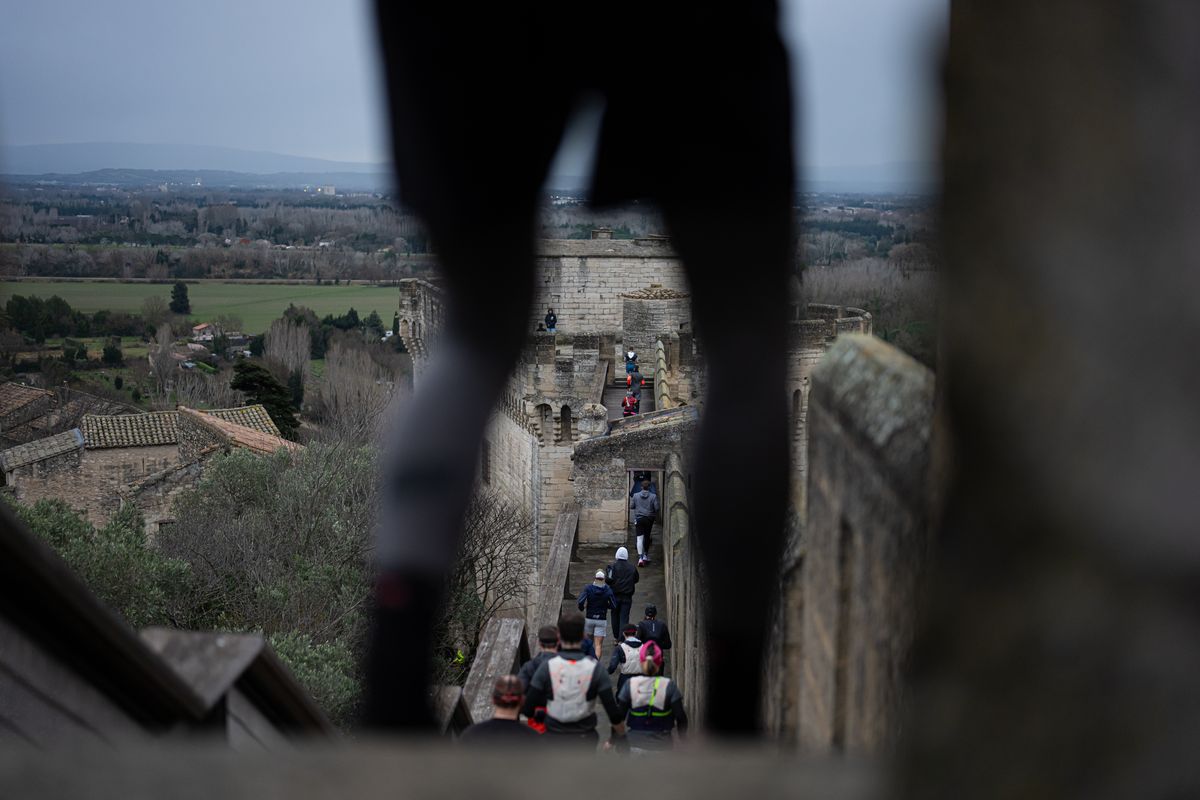 Coureurs sur les remparts avec vue sur Villeneuve lez Avignon
