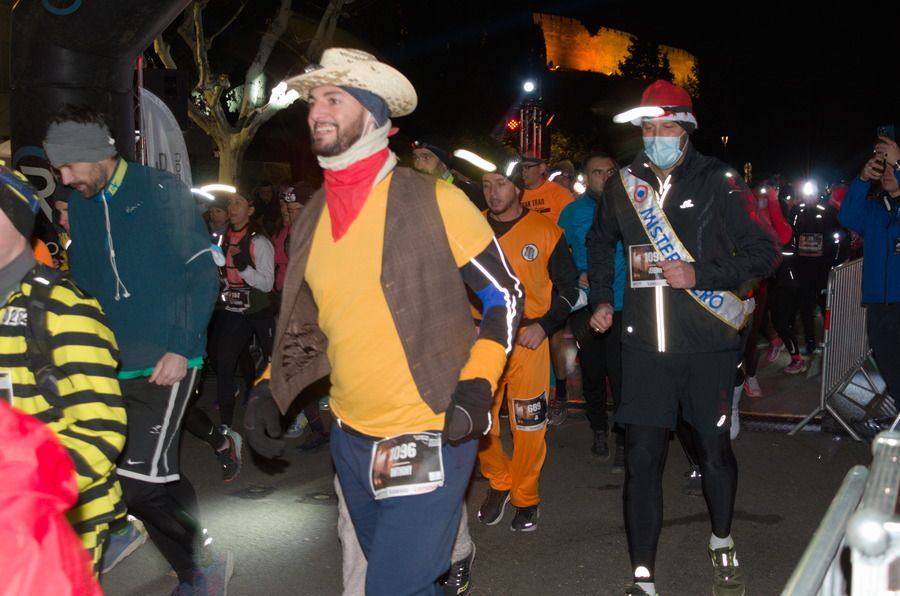 Coureur déguisé en cowboy, hilare au départ