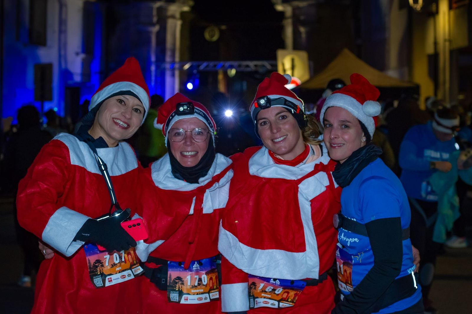 Quatre Mères Noël rayonnantes