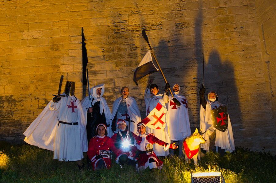 La troupe des templiers devant les murs de pierre