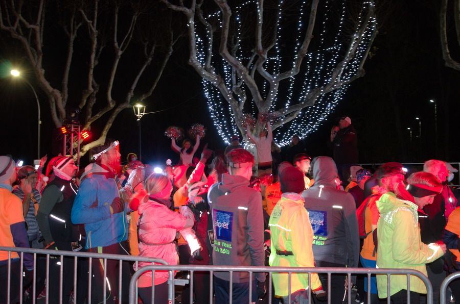 Public en fête sous les guirlandes