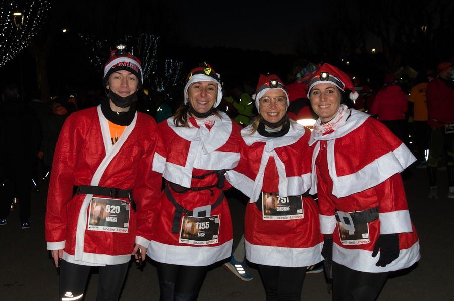 Quatre Mères Noël souriantes