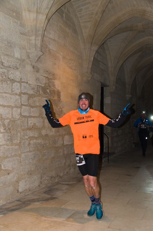 Coureur bras levés sous les arcades