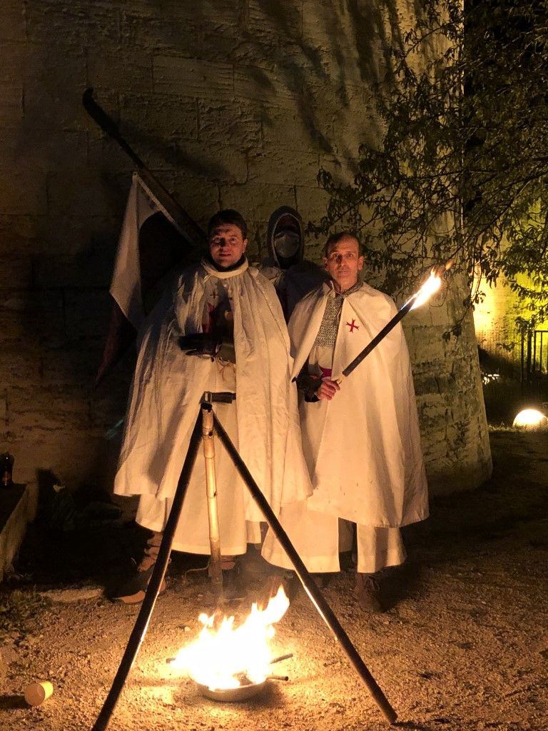 Templiers aux flambeaux autour d'un feu