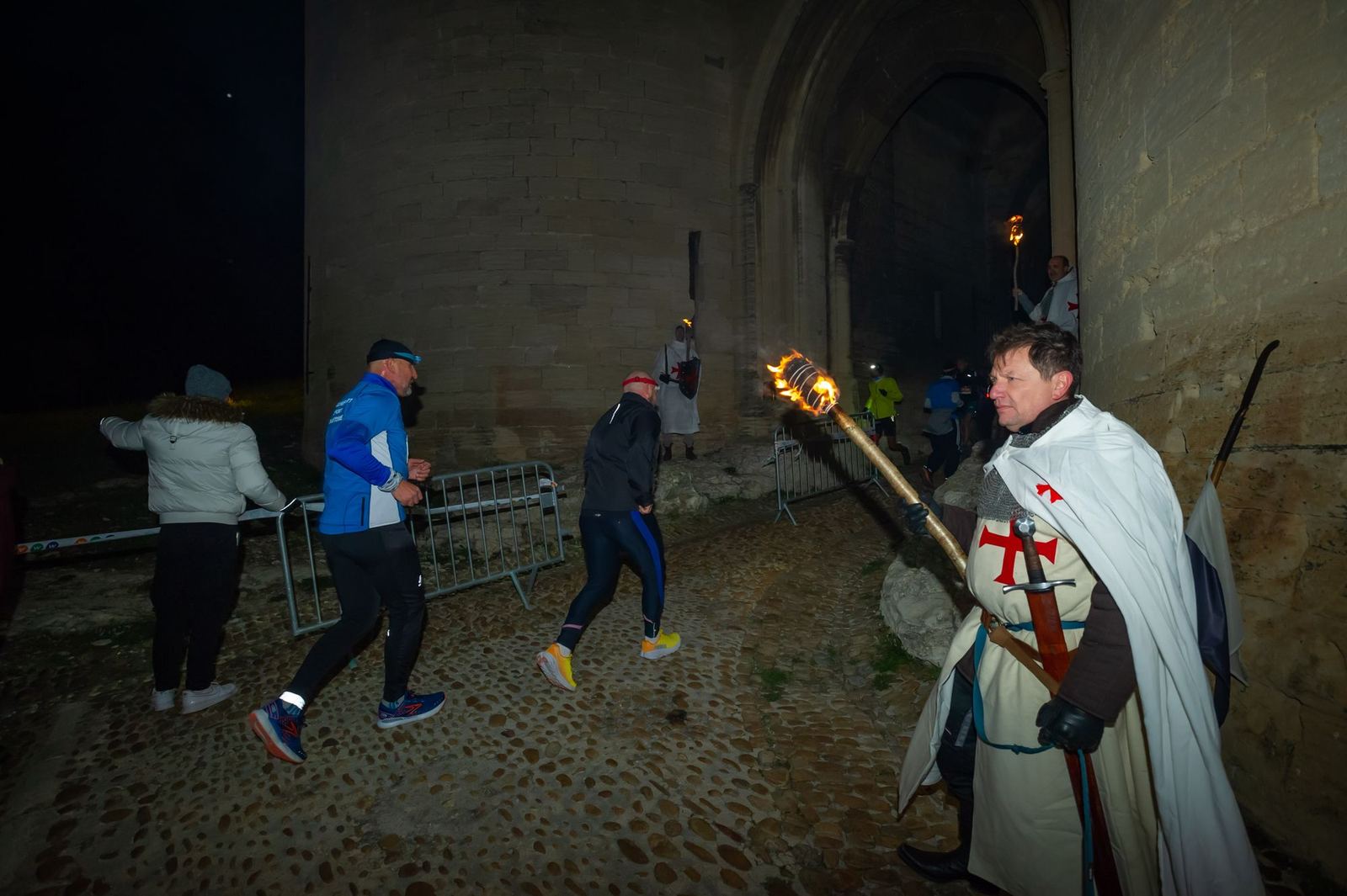 Templier porte-torche au passage des coureurs