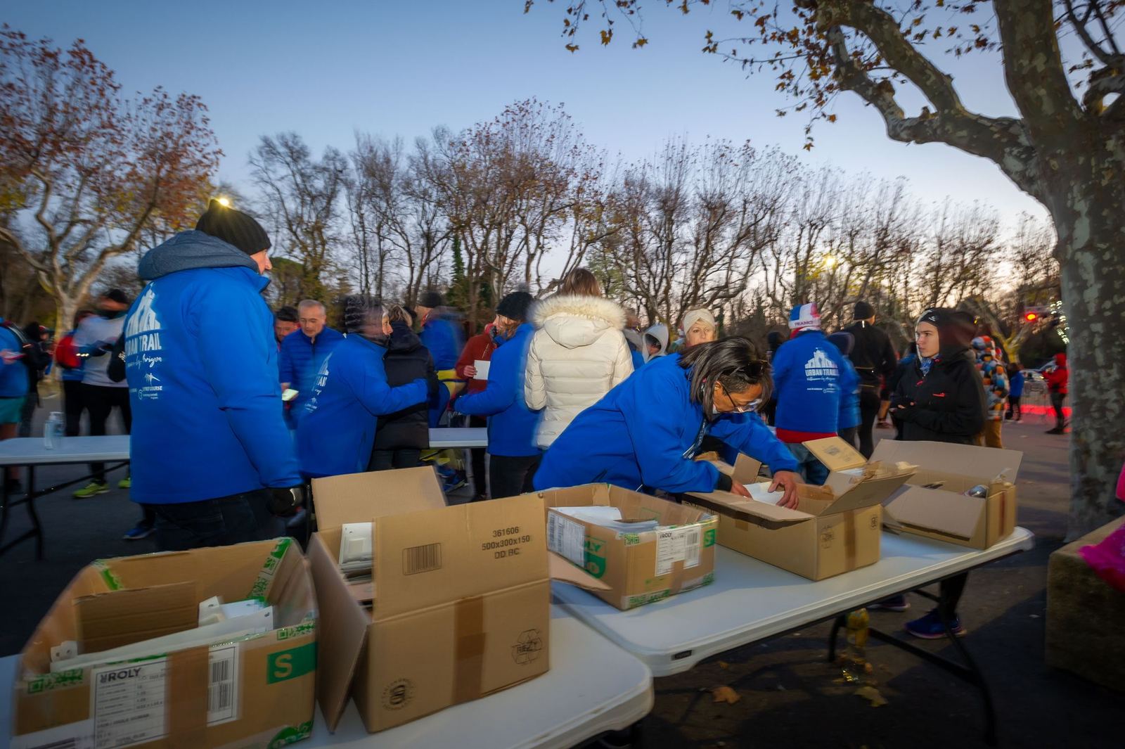 Bénévoles préparant les dossards au crépuscule