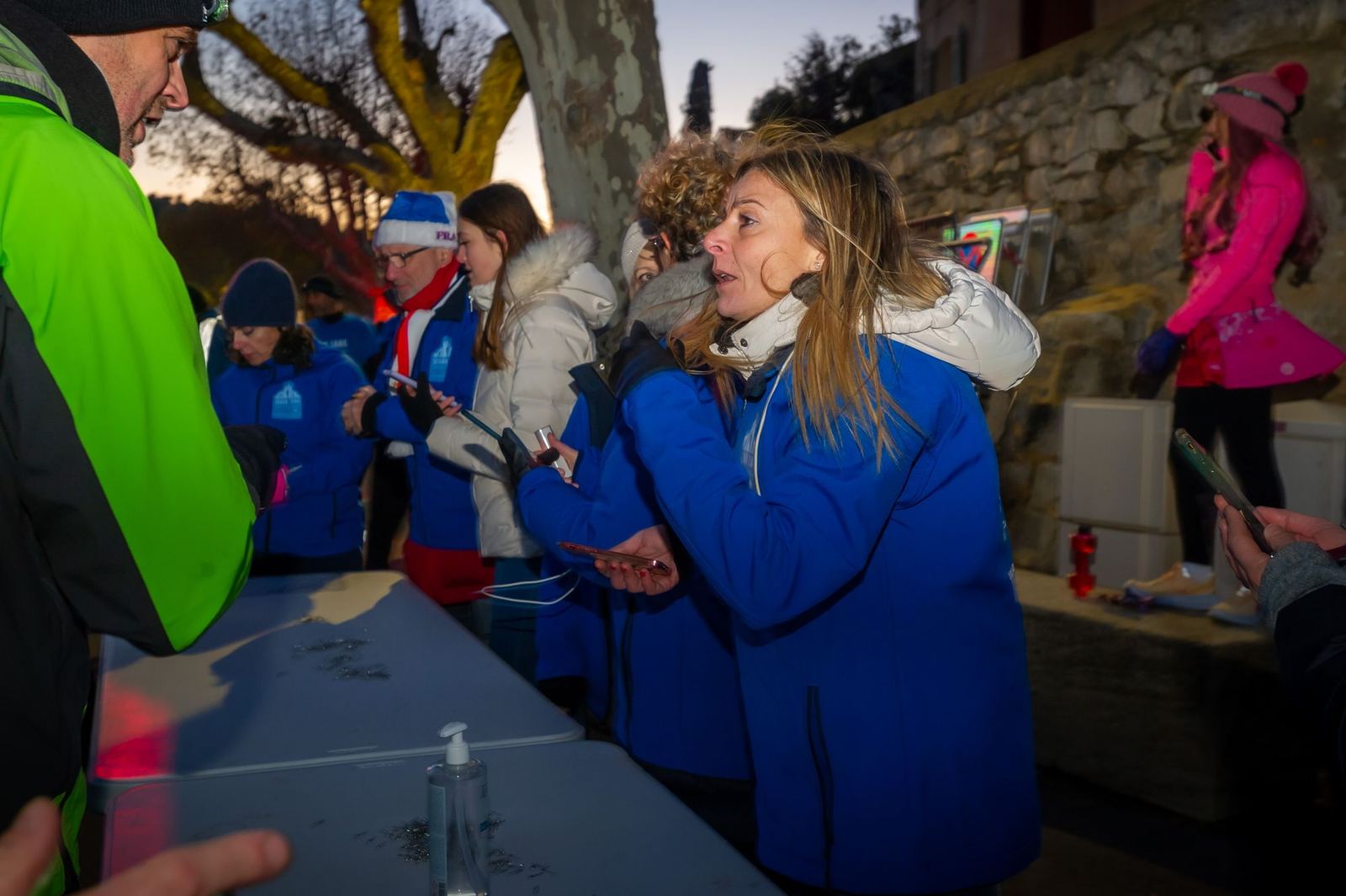 Bénévoles souriantes au retrait des dossards