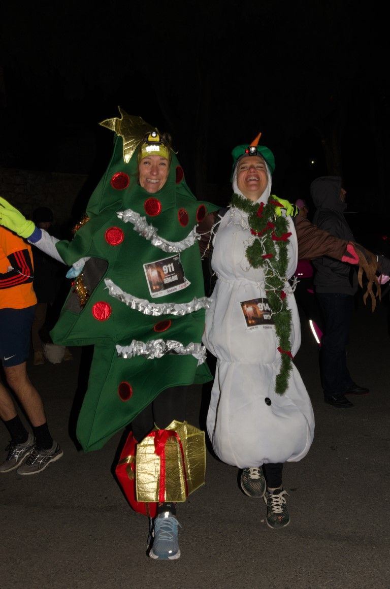 Coureurs déguisés en sapin et bonhomme de neige