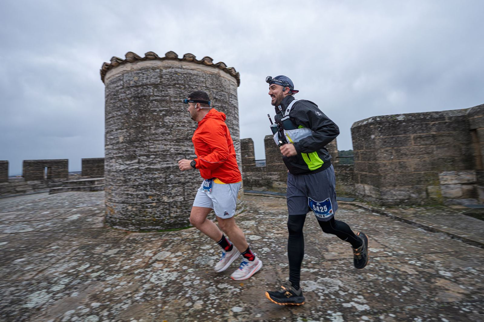 Tour ronde et coureurs sur le passage de pierre