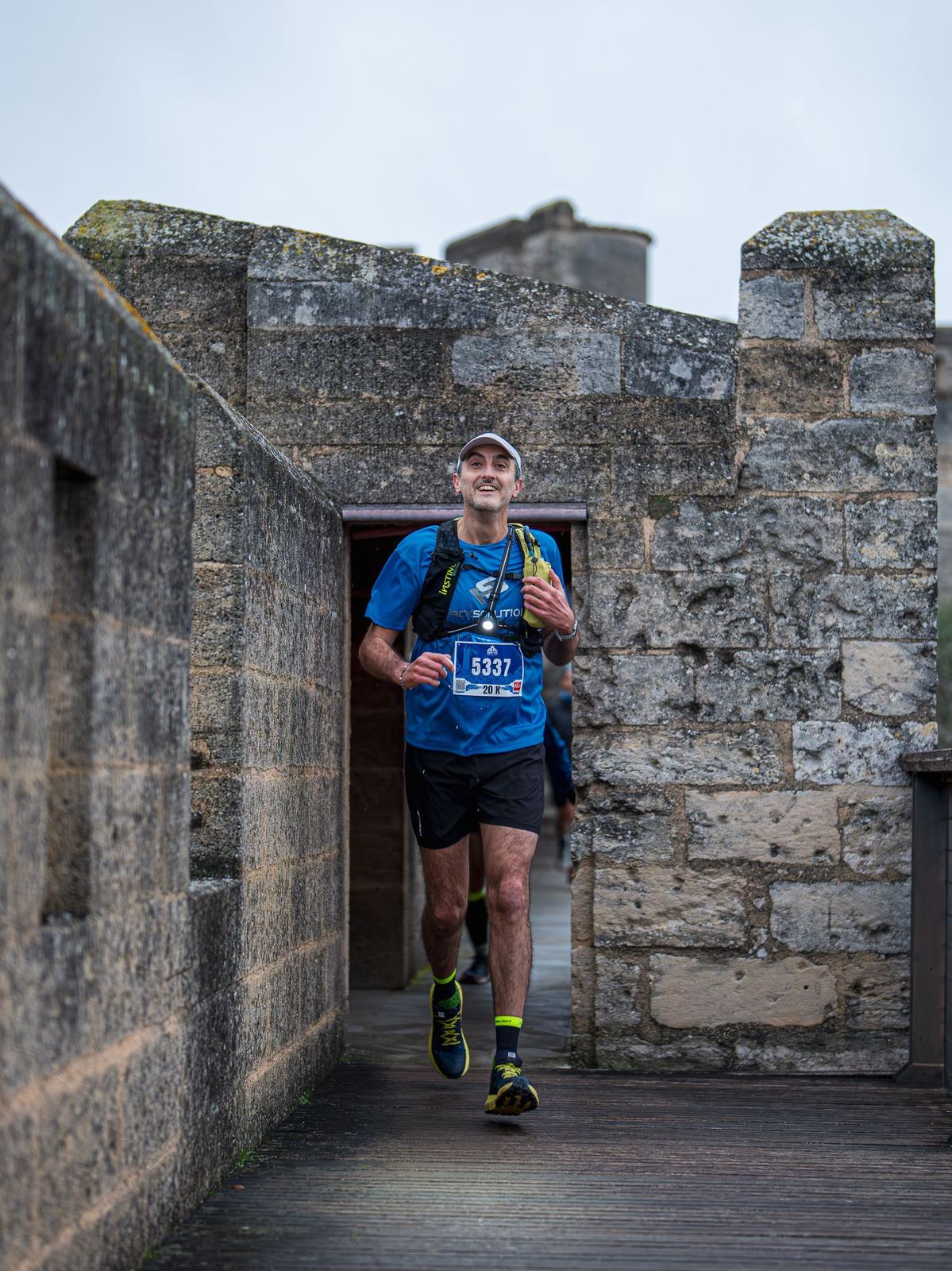Coureur rieur sortant d'une poterne