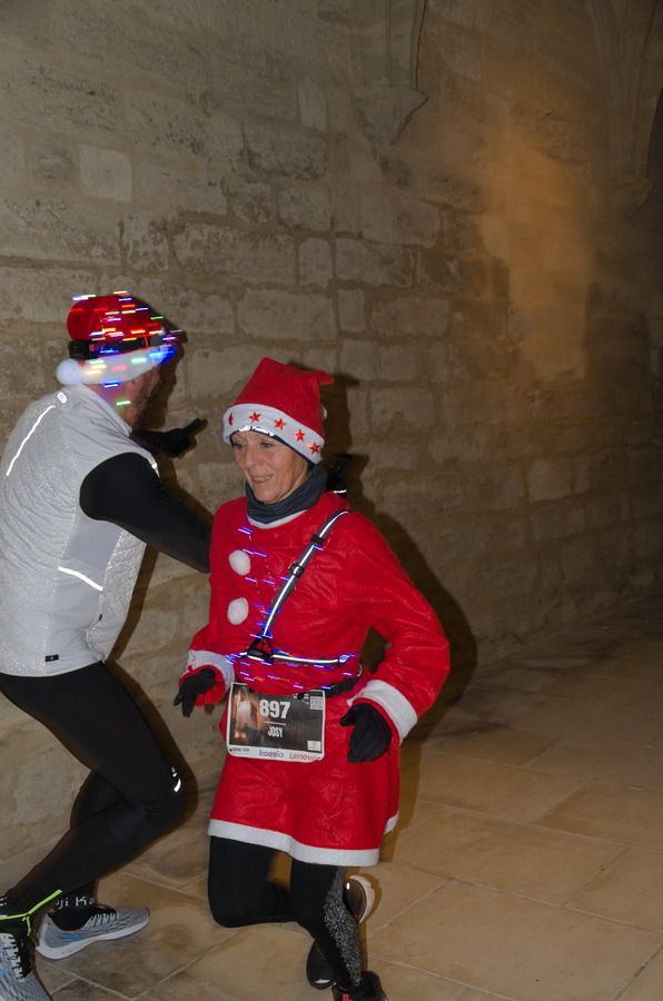 Mère Noël en pleine course