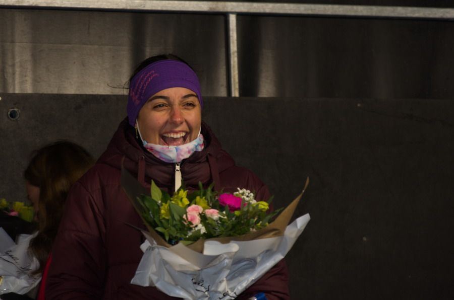 Lauréate radieuse avec son bouquet