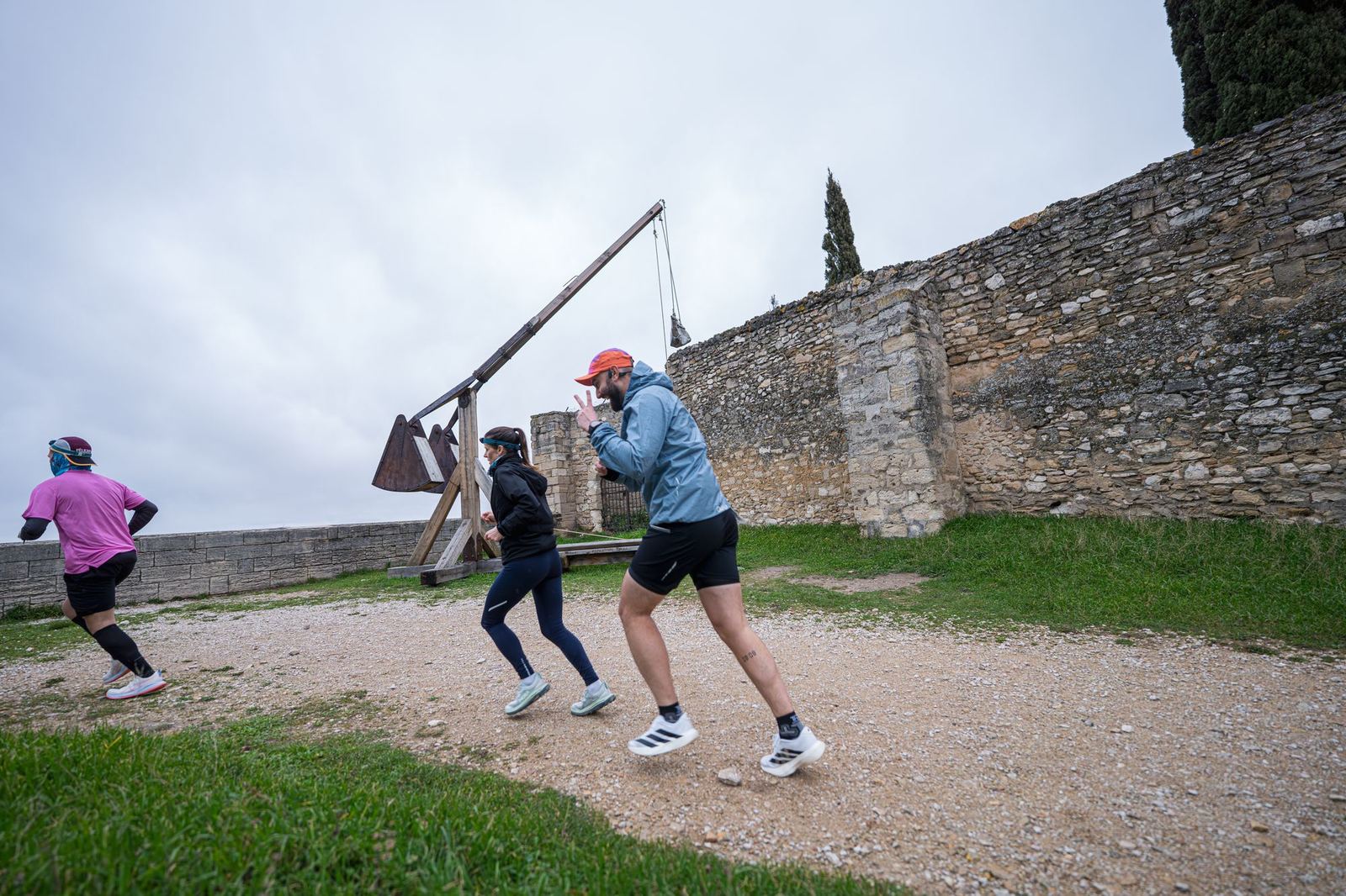 Coureurs devant la catapulte