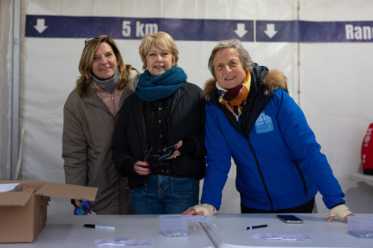 Bénévoles souriantes au retrait des dossards