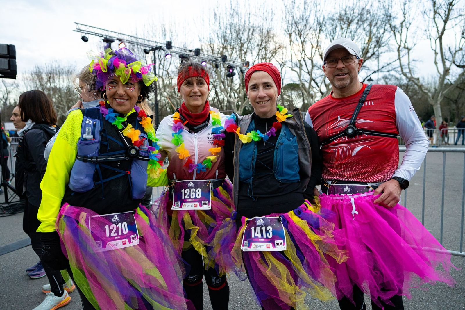 Coureuses en tutus et colliers fleuris