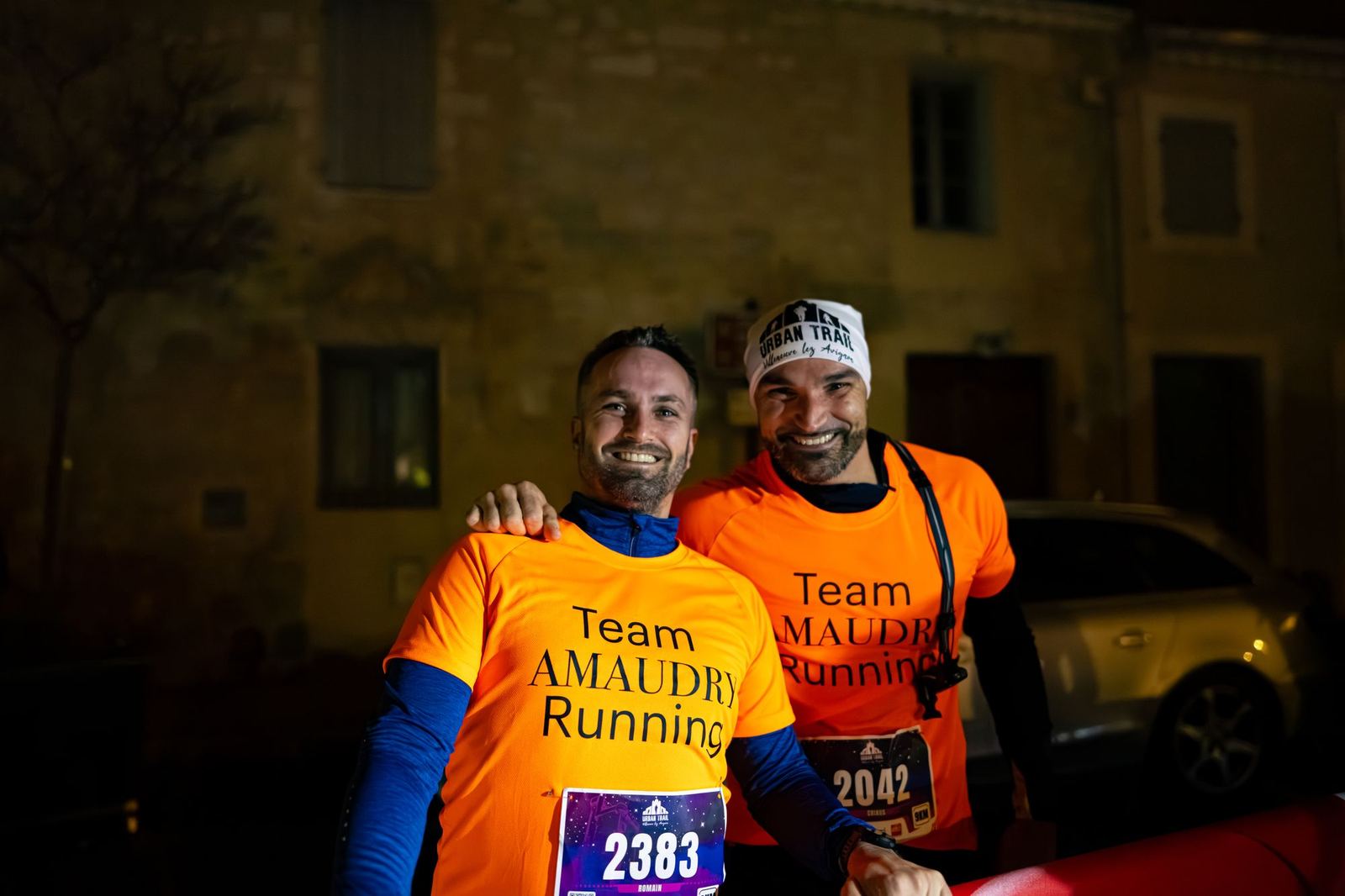 Duo de coureuses tout sourire à l'arrivée