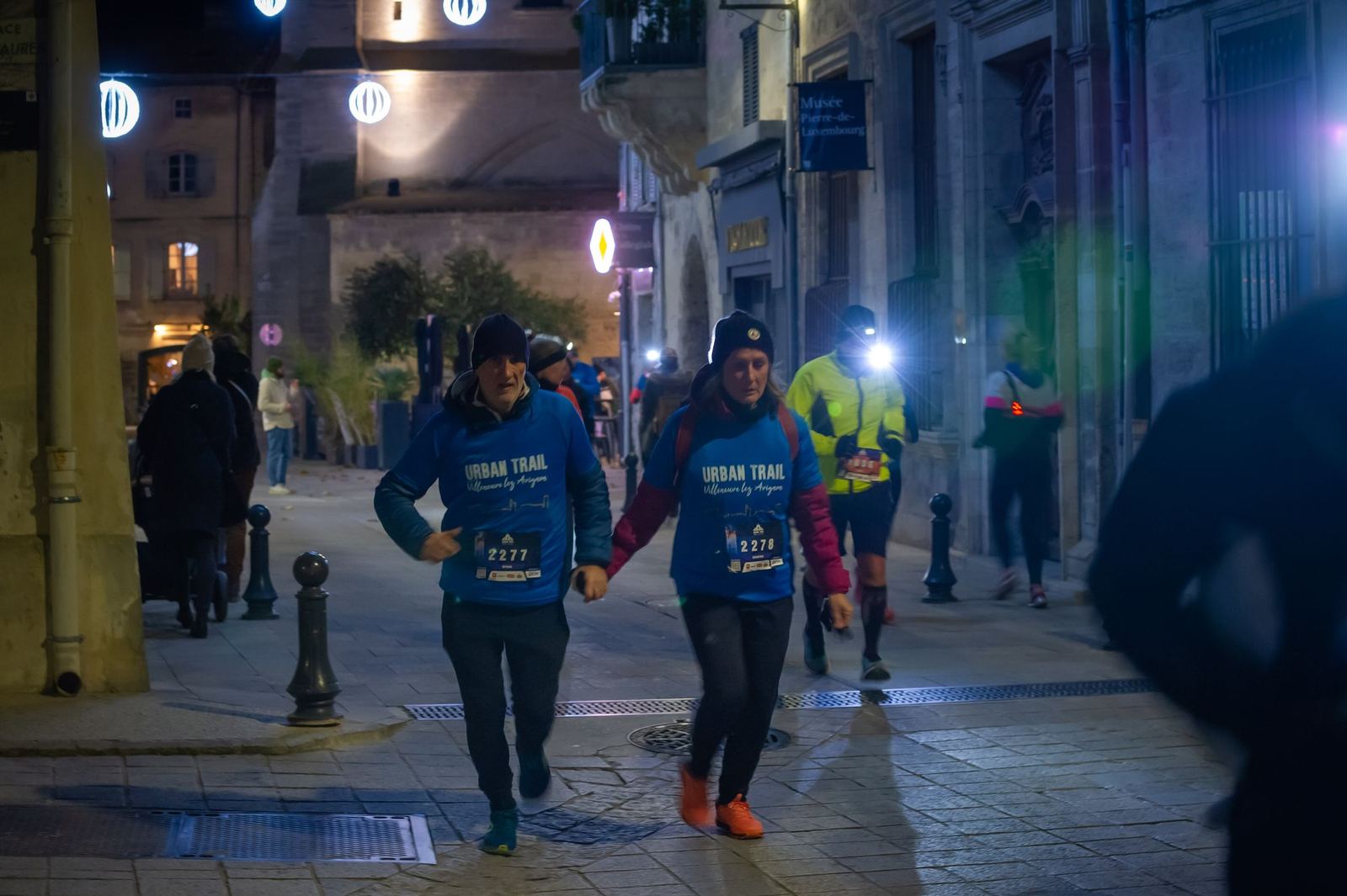 Duo de coureurs main dans la main