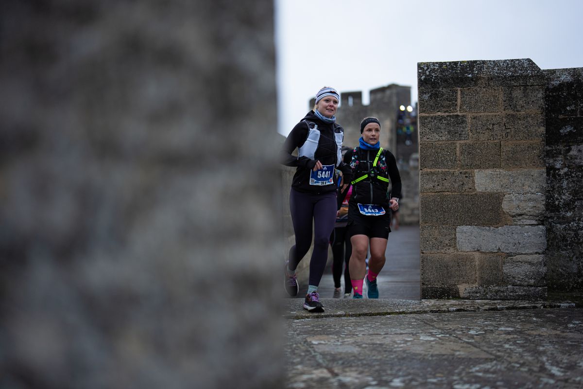 Deux coureuses sur les remparts du fort