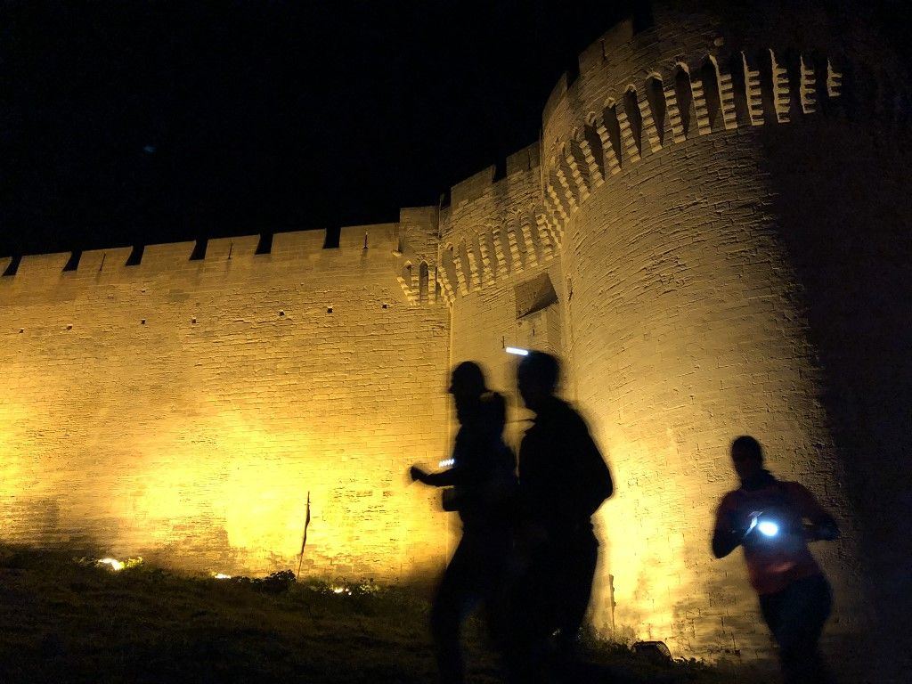 Silhouettes à la frontale devant les murs de pierre
