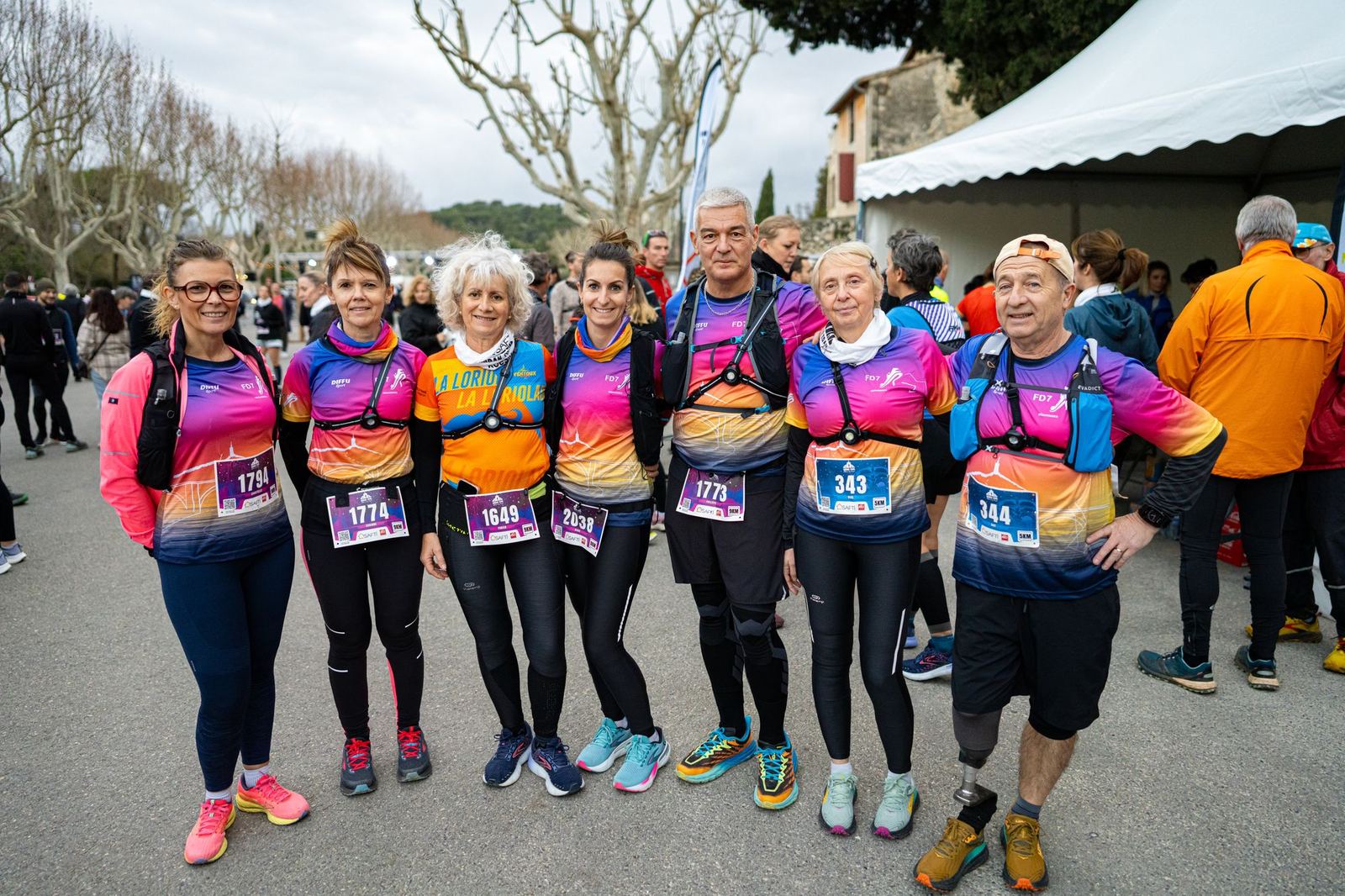 Groupe de coureuses en maillots colorés