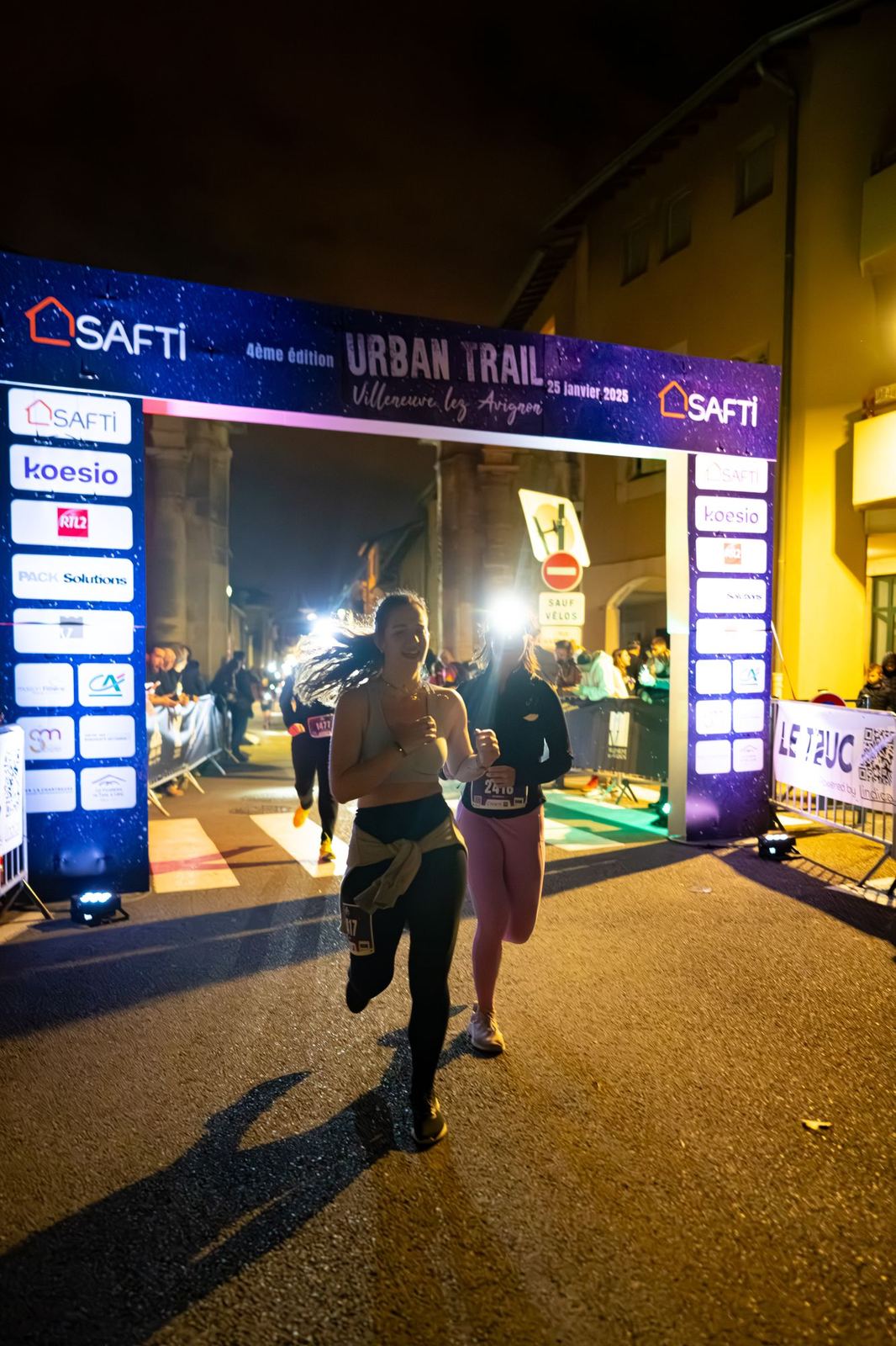 Coureurs sous l'arche d'arrivée