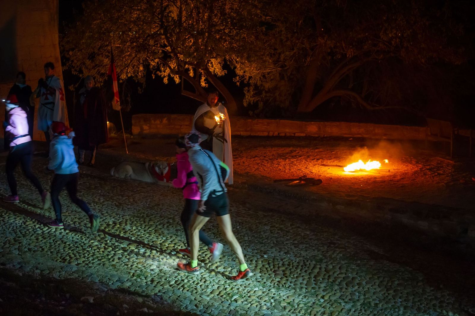 Braseros et coureuses sur les pavés