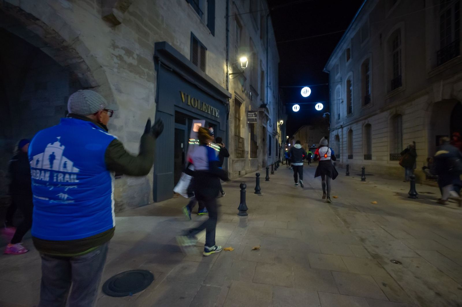 Bénévole qui applaudit le passage
