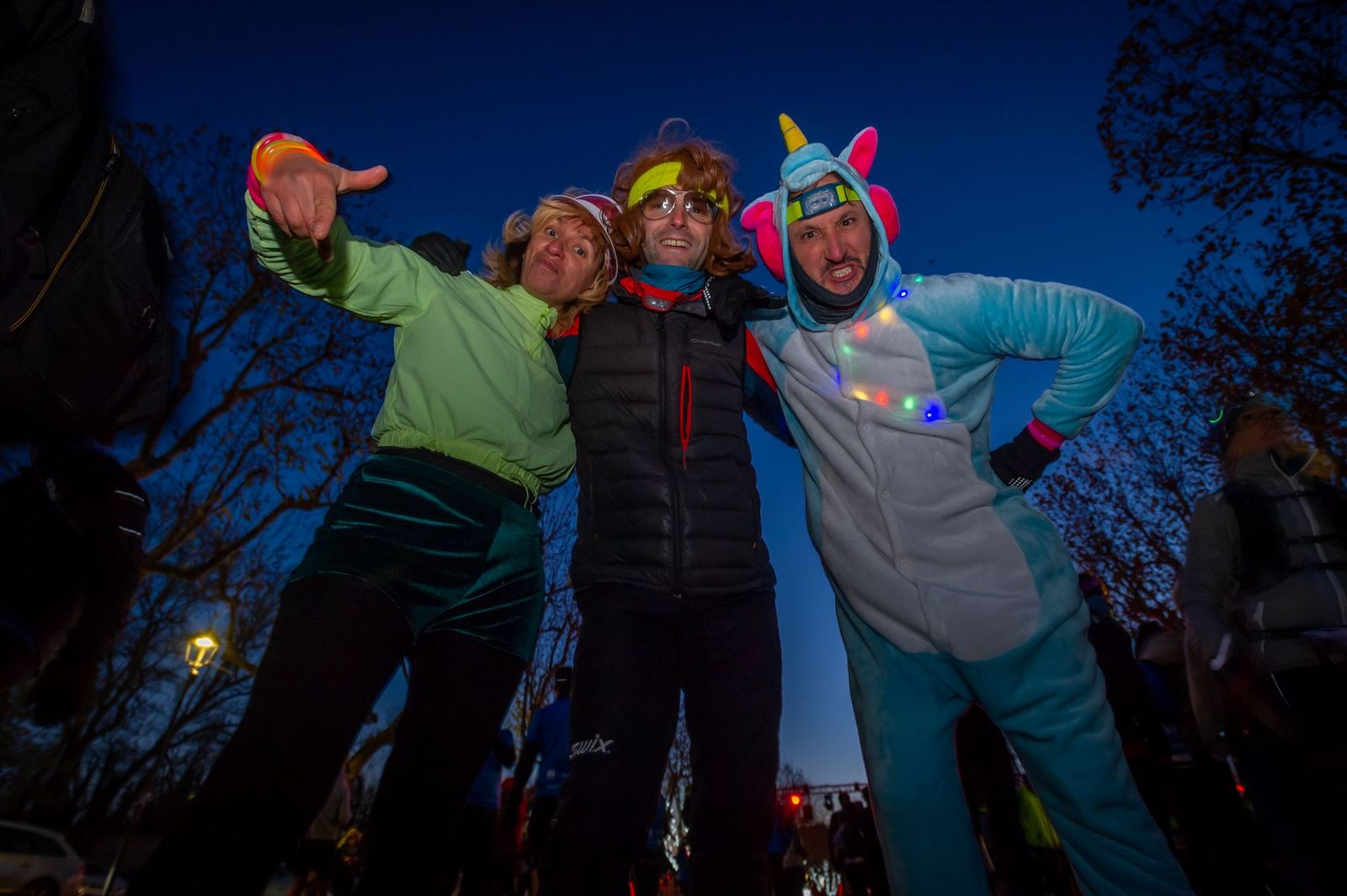 Trio déguisé, licorne et pouce levé
