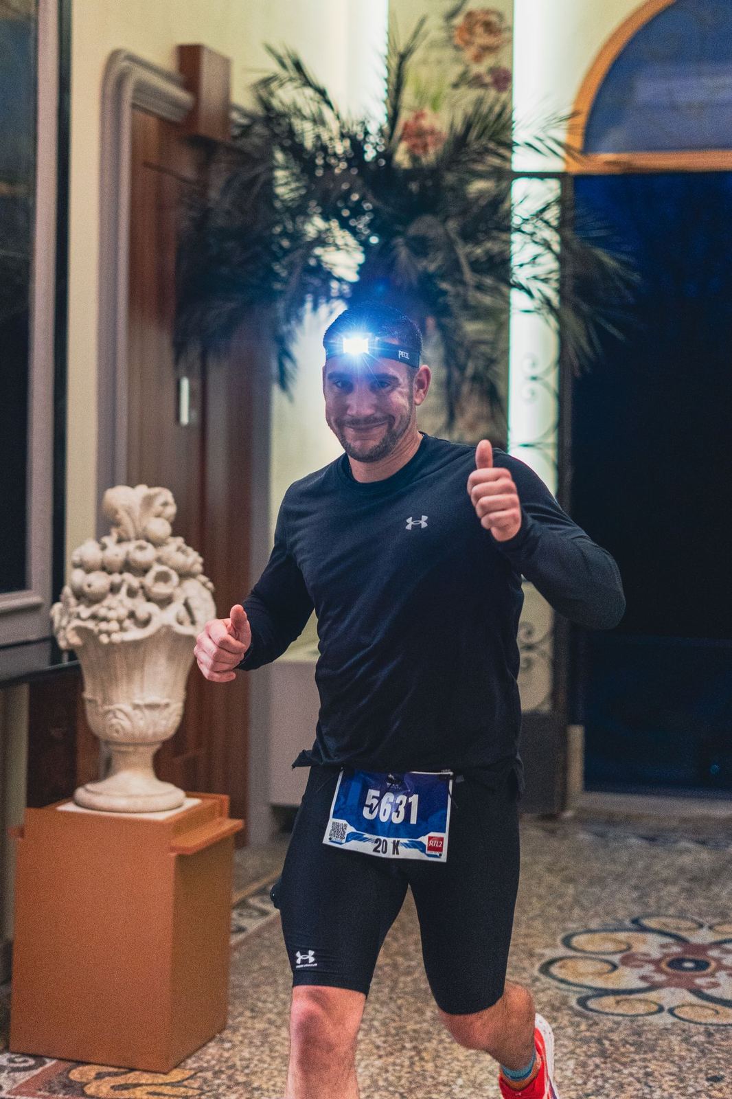 Coureur pouce levé dans un hall