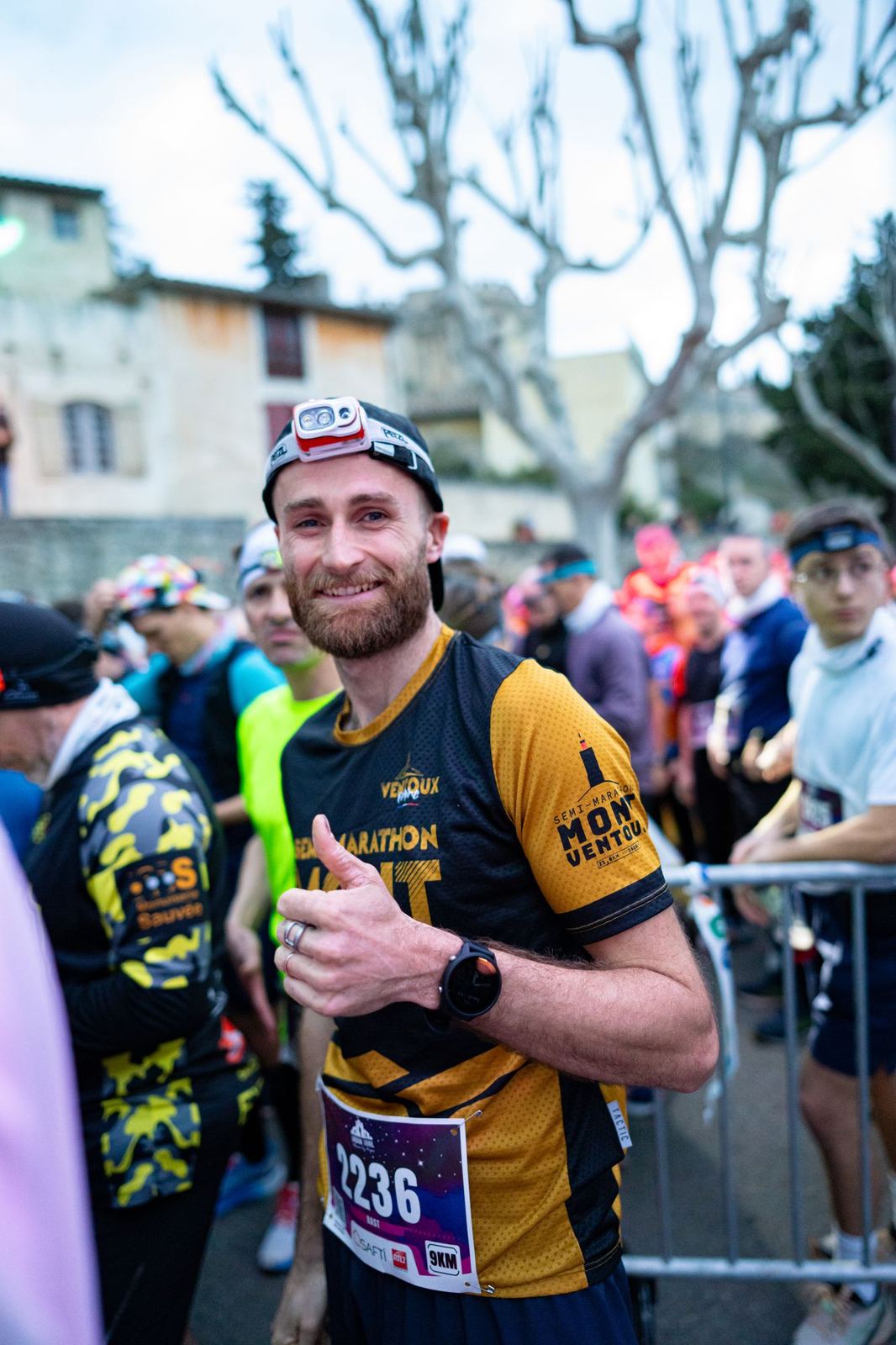 Coureur pouce levé