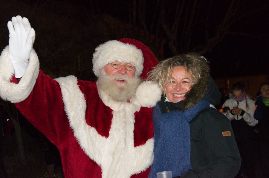 Le Père Noël salue une participante à l'arrivée