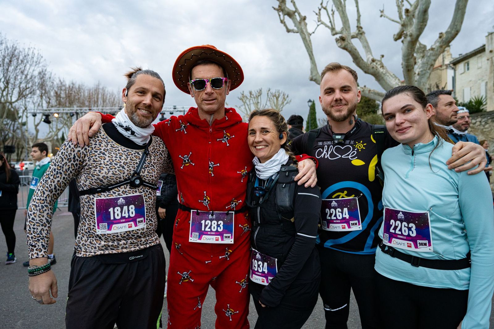 Coureurs en costumes léopard et étoiles
