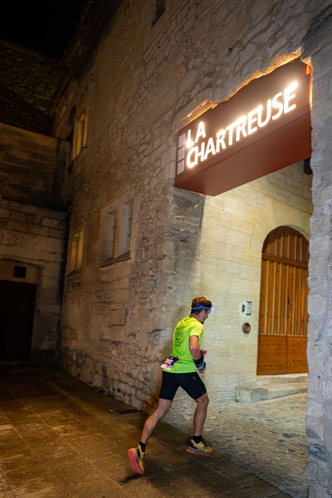 Coureurs à la frontale dans une ruelle