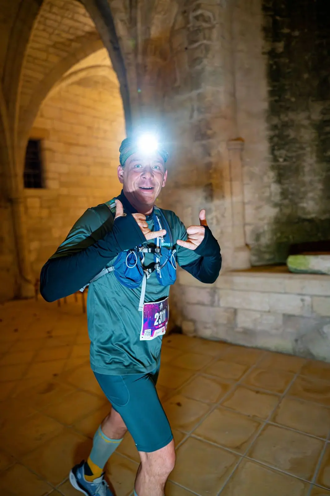 Coureur souriant à la frontale