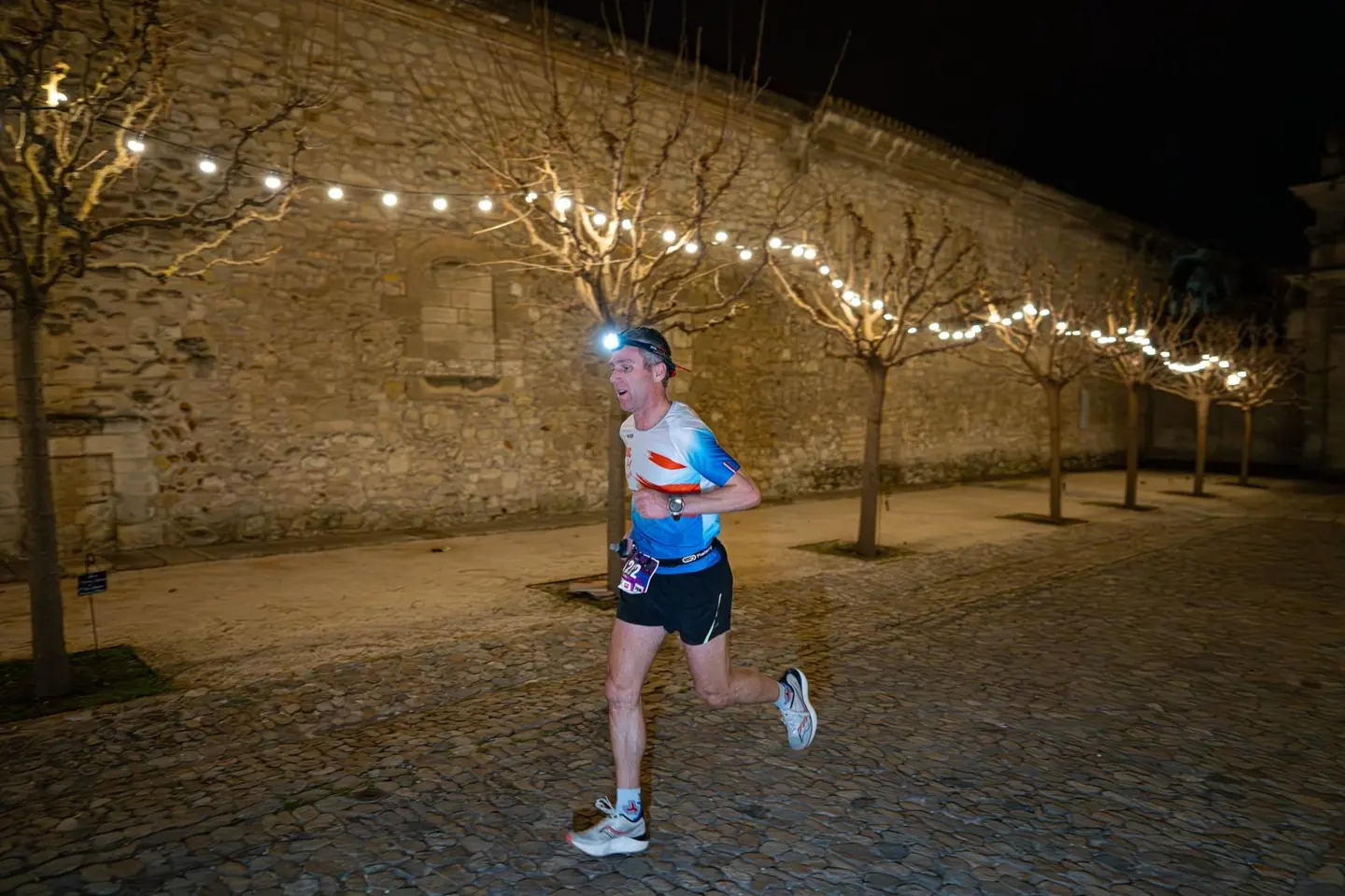 Coureur sous les guirlandes