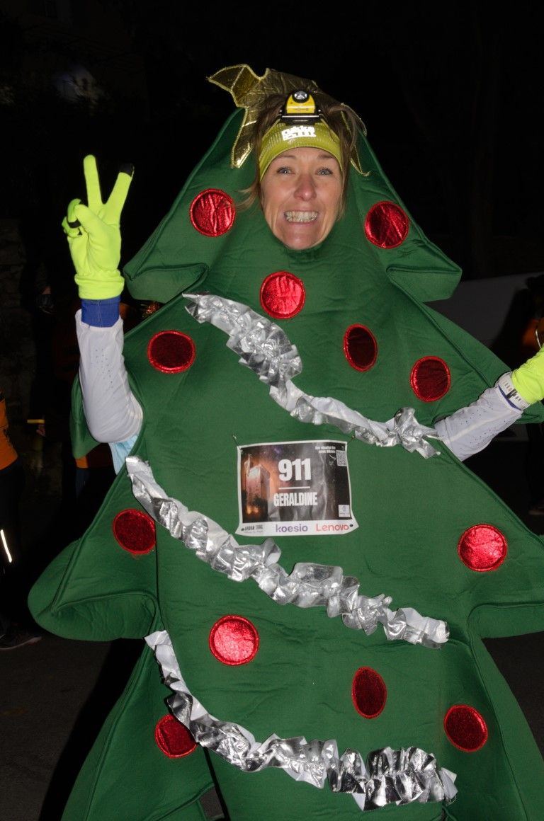 Coureuse déguisée en sapin, signe de la victoire