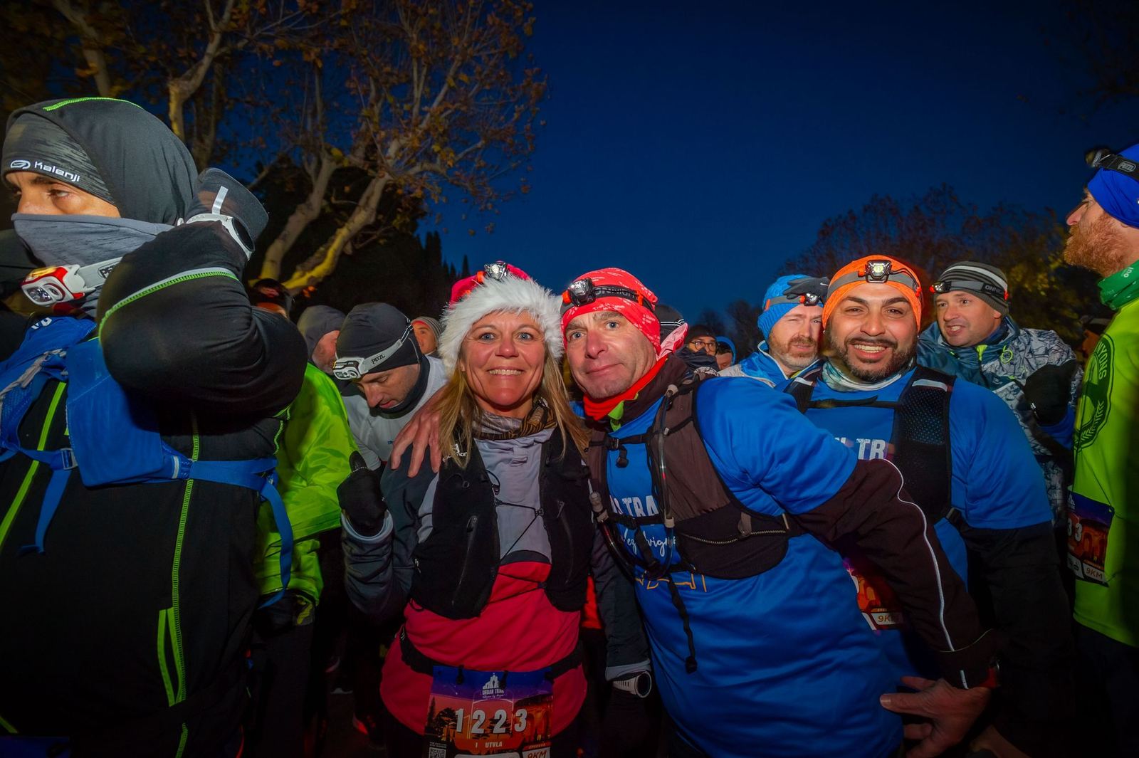 Coureurs radieux en bonnets de Noël