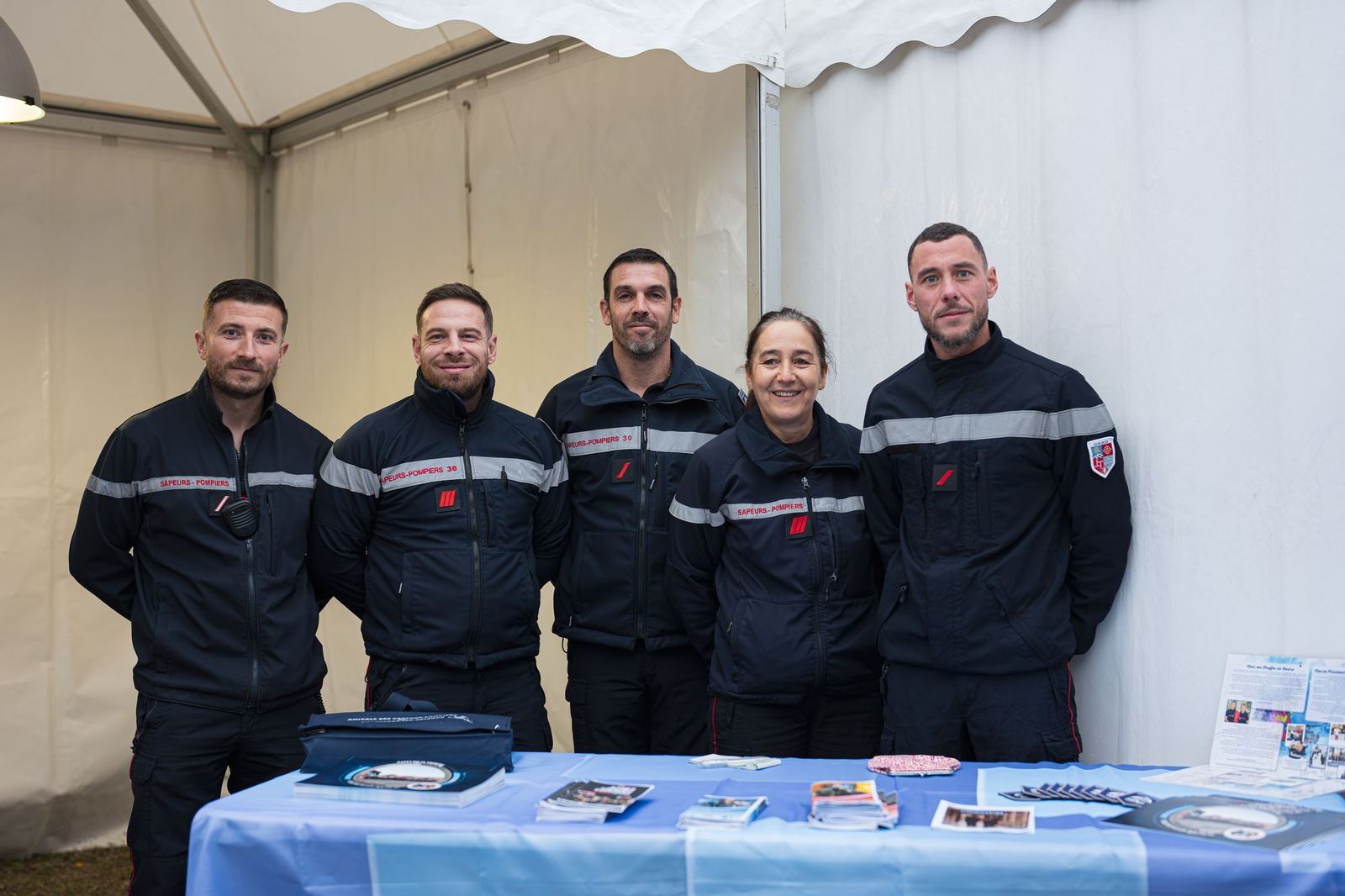 Pompiers devant leur stand