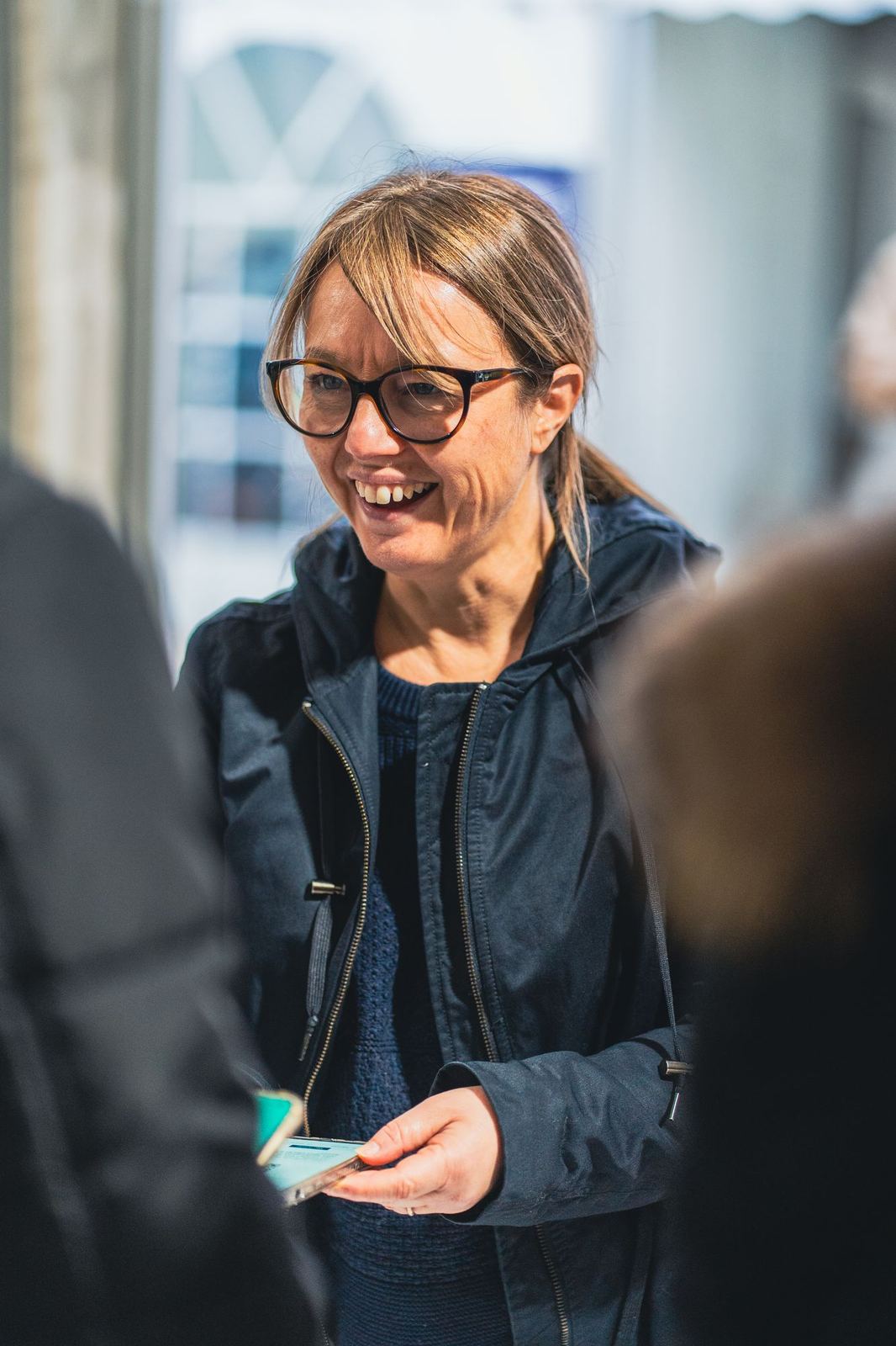 Bénévole radieuse remettant un dossard