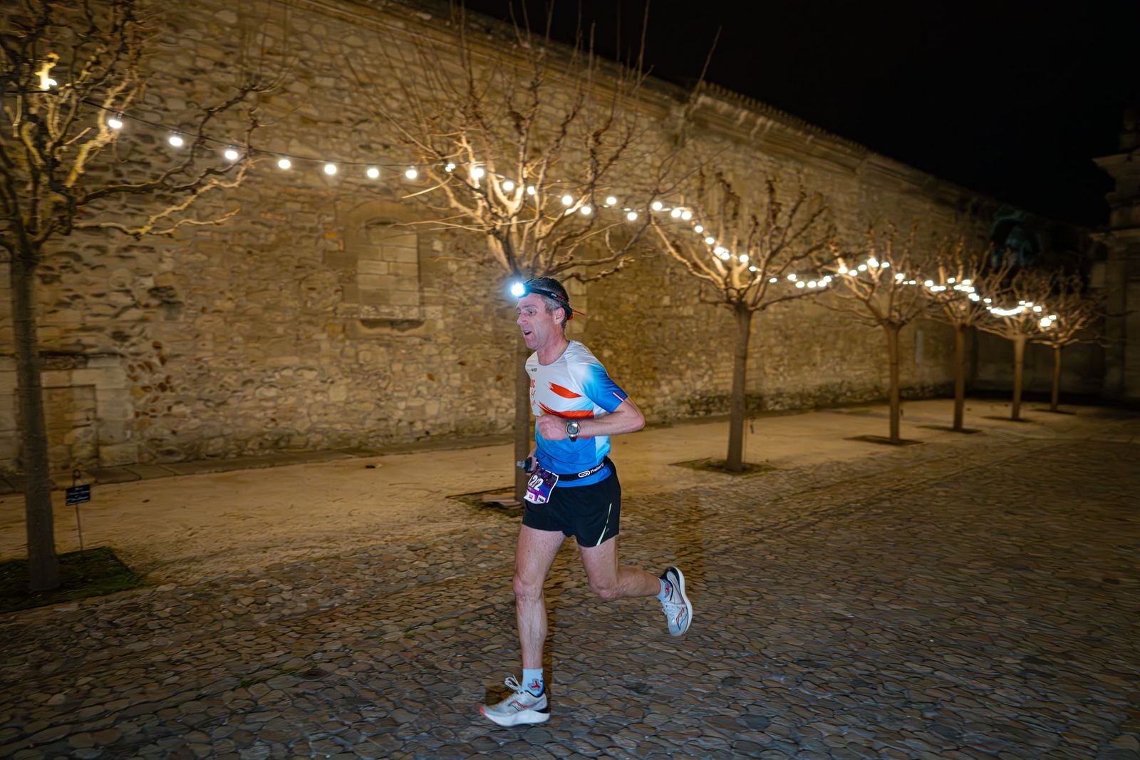 Coureur sous les guirlandes