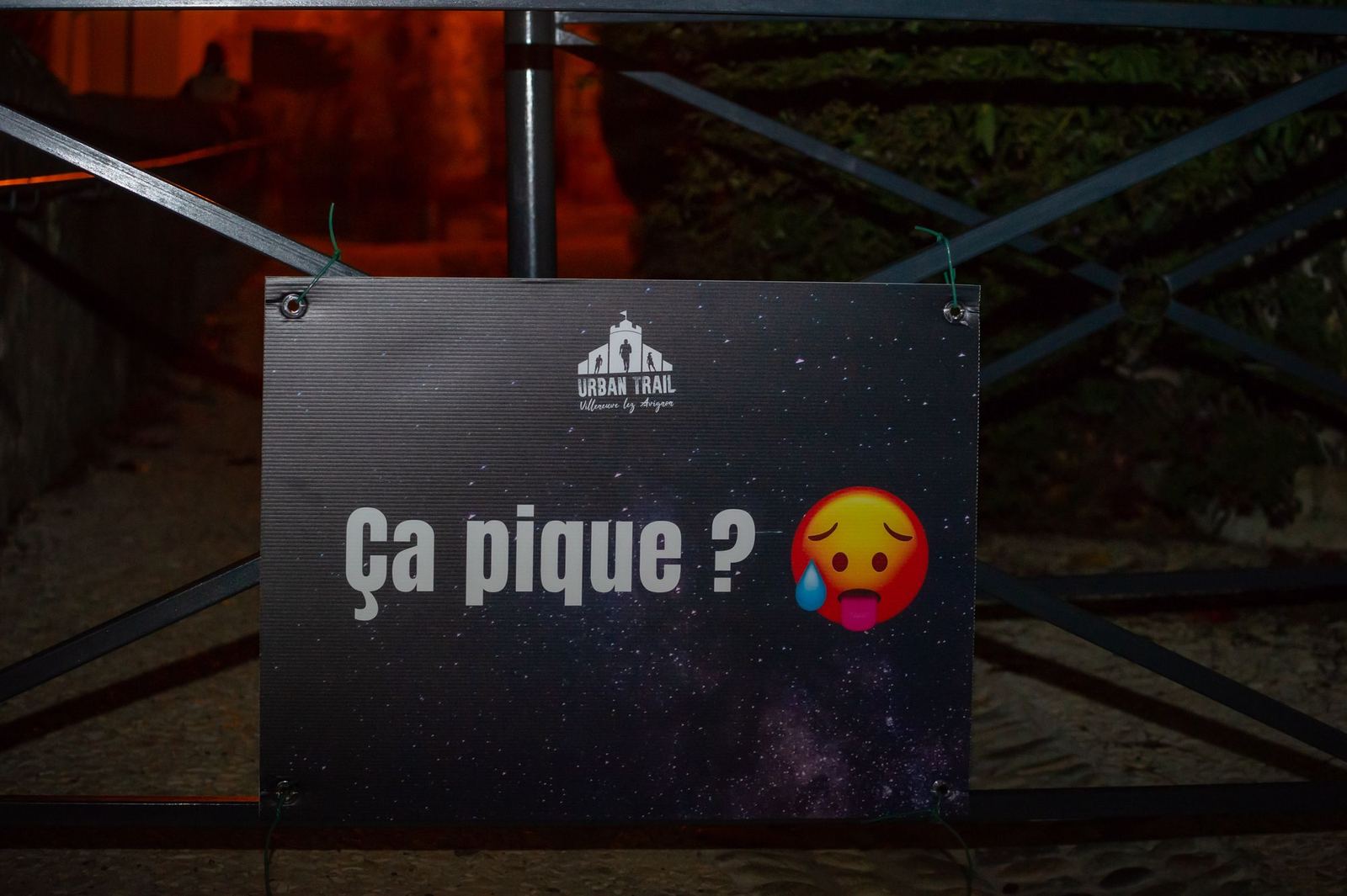 Panneau humoristique « Ça pique ? »