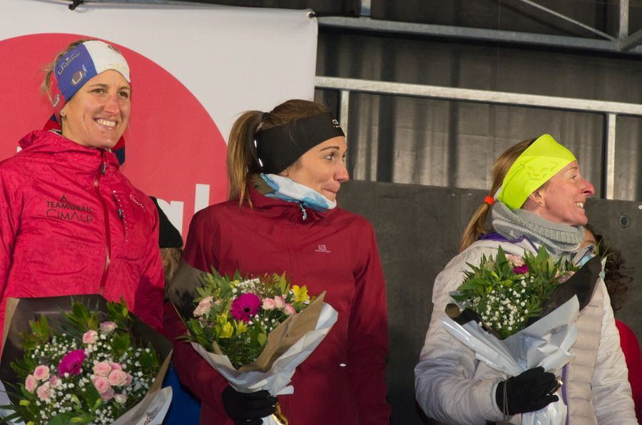 Podium féminin avec bouquets de fleurs