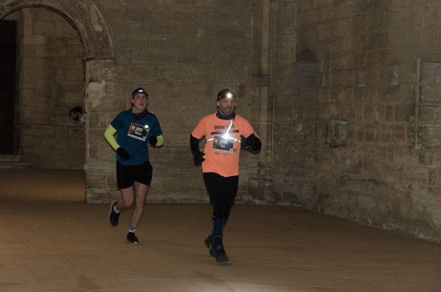 Duo à la frontale dans une salle romane