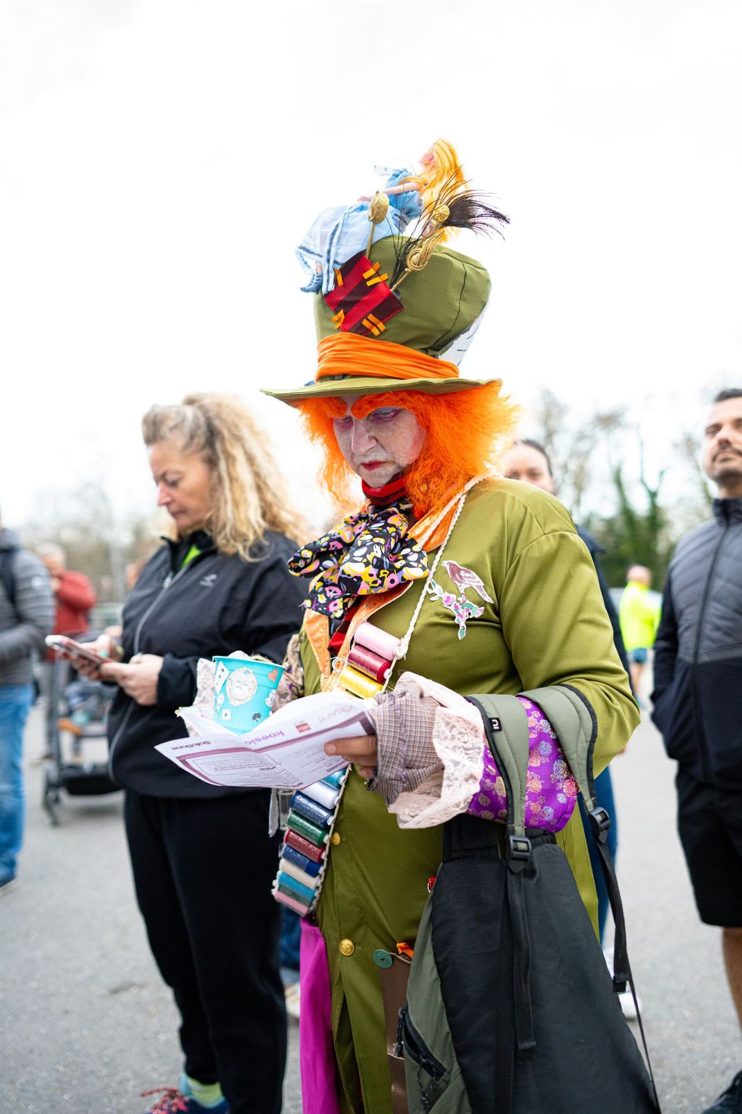 Chapelier fou dans la foule