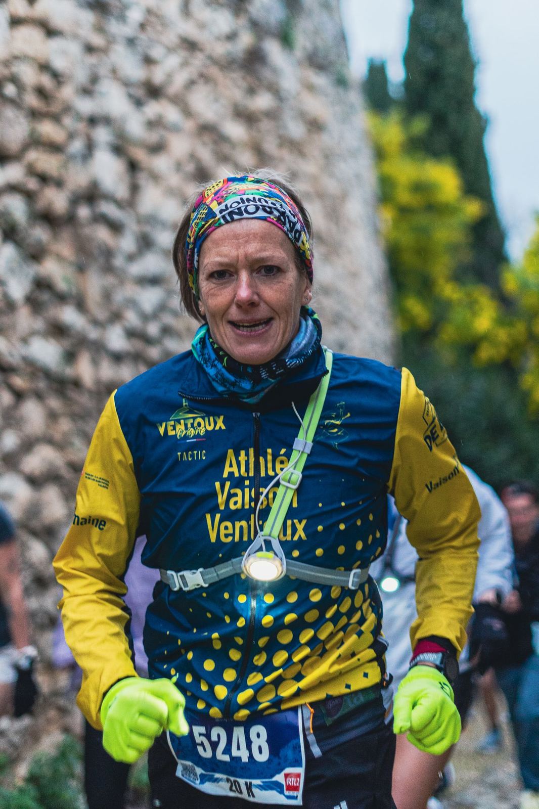 Coureuse au bandana devant un mimosa