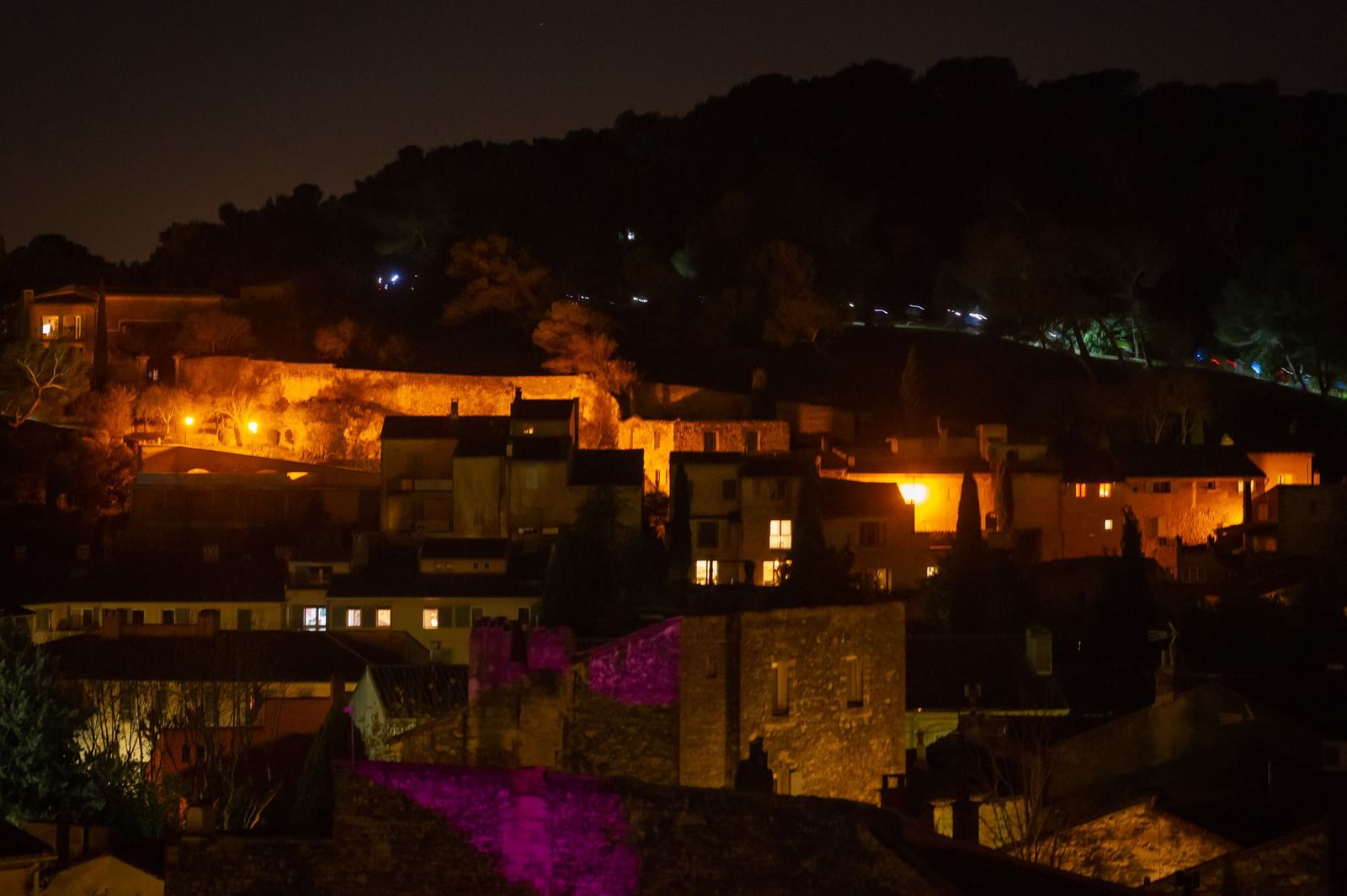 Village illuminé, frontales sur la colline